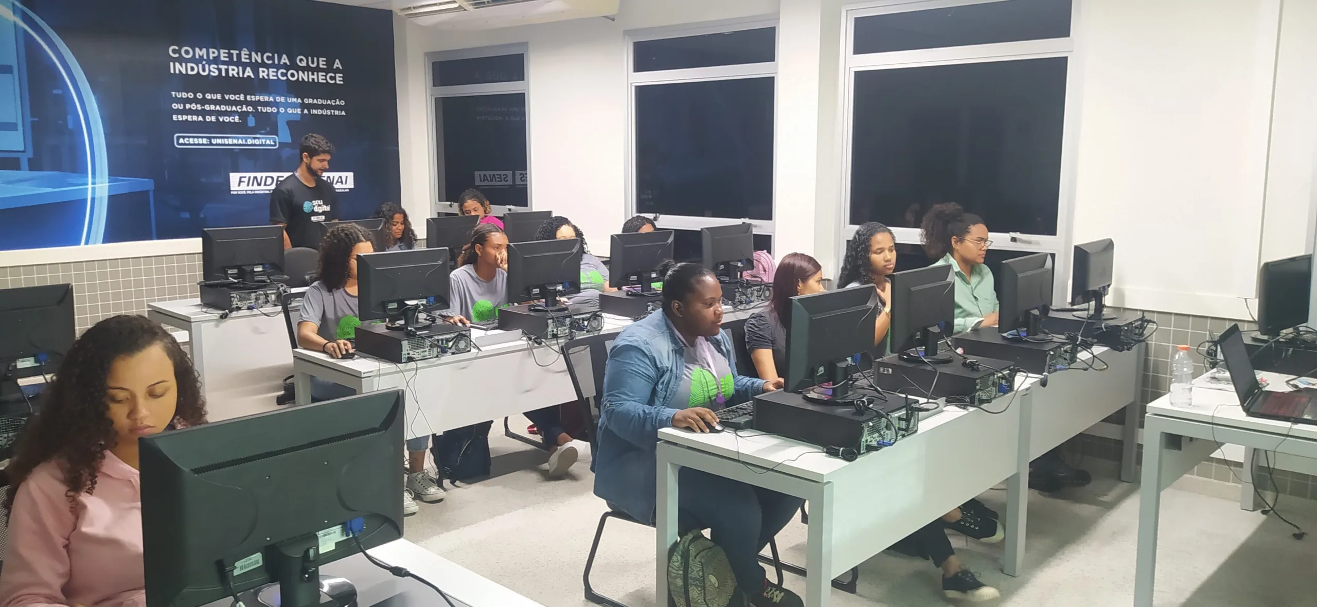 Visibilidade: projeto capacita jovens negros e periféricos em TI no ES