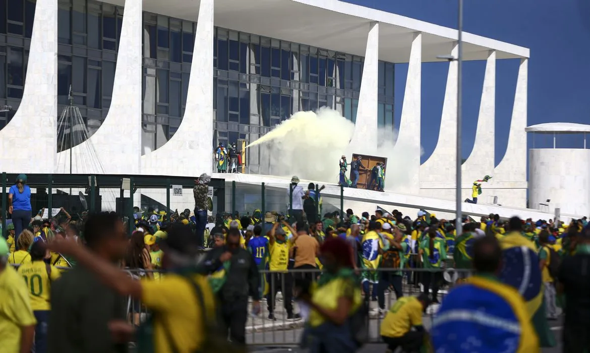 Manifestantes invadem Congresso, STF e Palácio do Planalto.