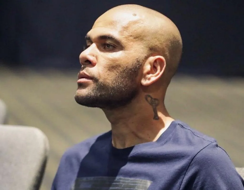 Daniel Alves deixa de seguir todo mundo nas redes sociais, incluindo amigos e familiares