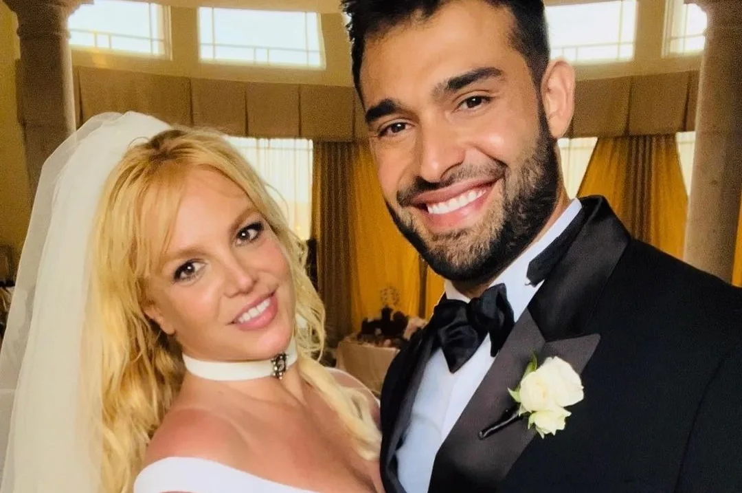 Marido de Britney Spears a defende após boatos de intervenção médica: "Ela está no controle total"