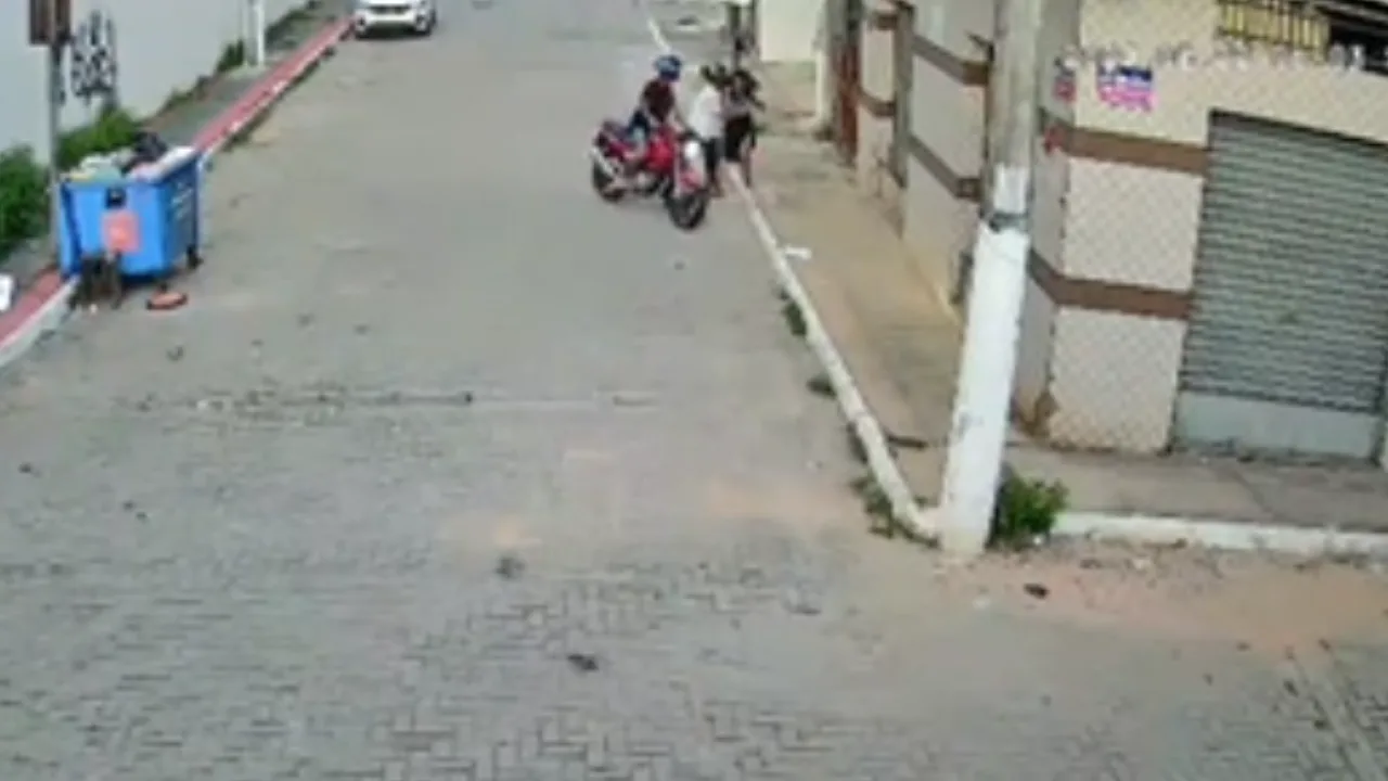 VÍDEO | Dupla de suspeitos de moto assalta mulher em Vila Velha