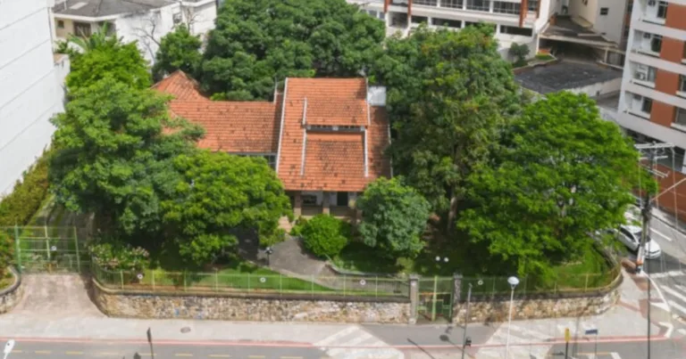 Mansão famosa da Praia do Canto terá até cafeteria após reforma (Foto: Mundo Business/Arquivo Folha Vitória)