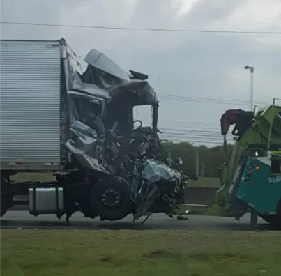 Acidente entre duas carretas complica trânsito na Rodovia do Contorno