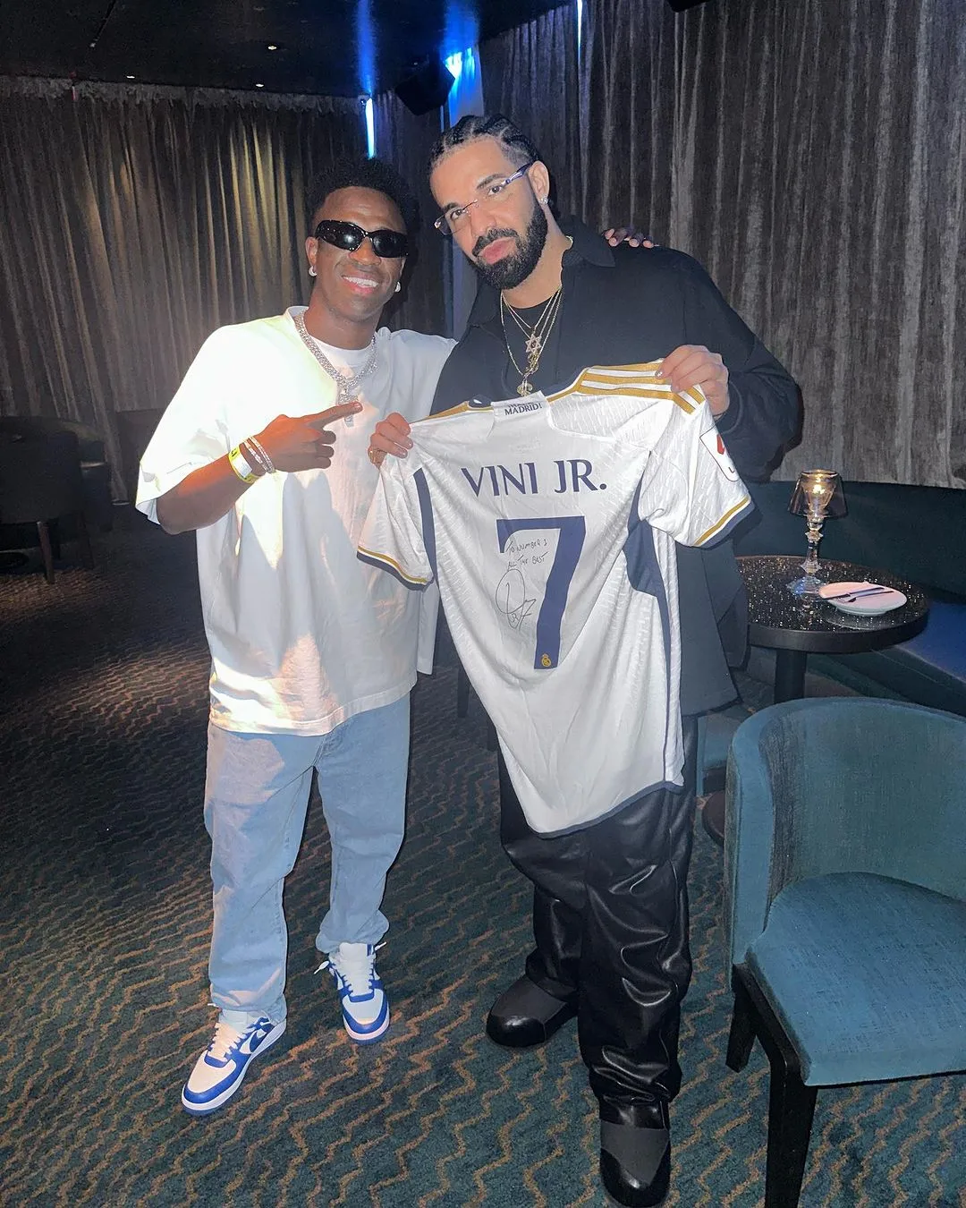 Vini Jr. presenteia rapper Drake com uma camisa do Real Madrid: 'Para o número um'