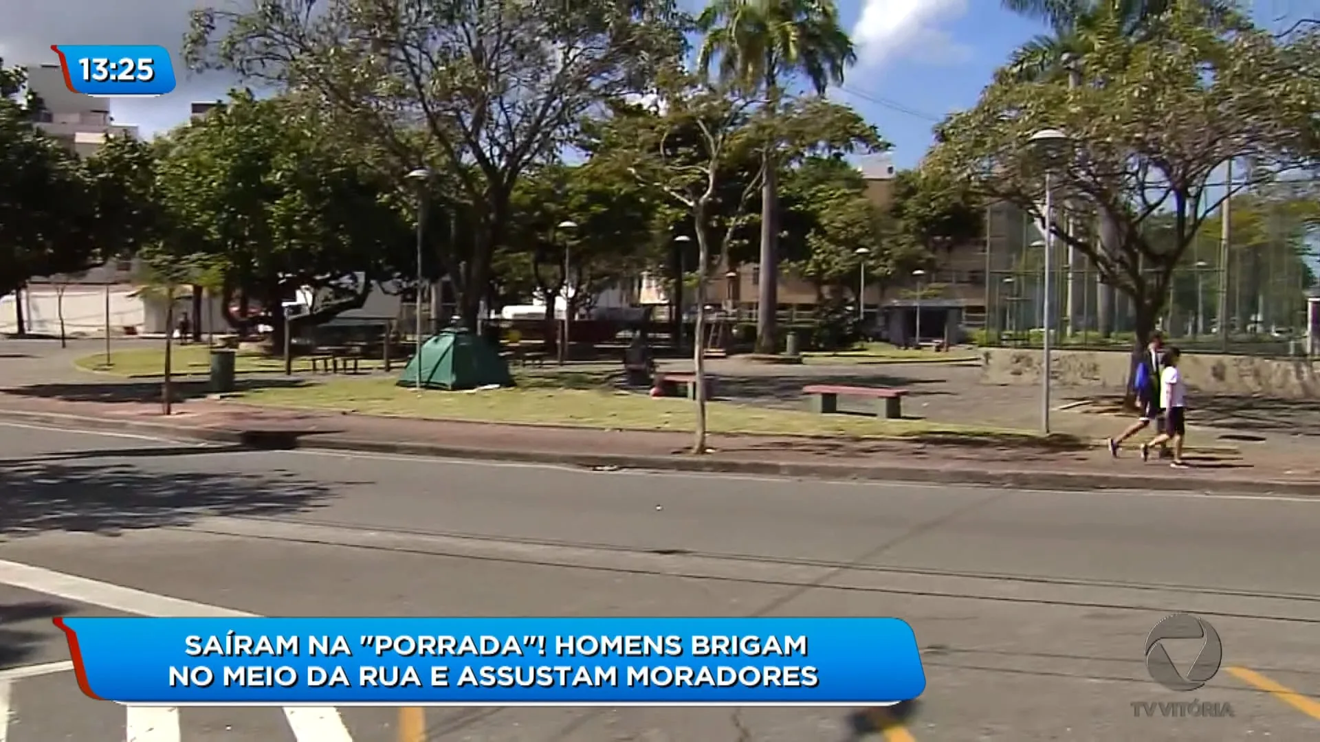 Dois homens brigam no meio da rua, em Vitória