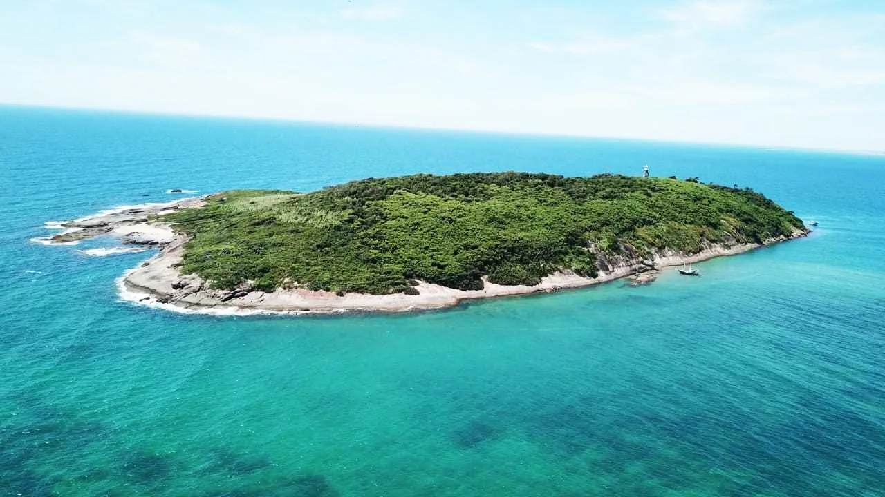 Saiba como visitar ilha de águas cristalinas em Itapemirim