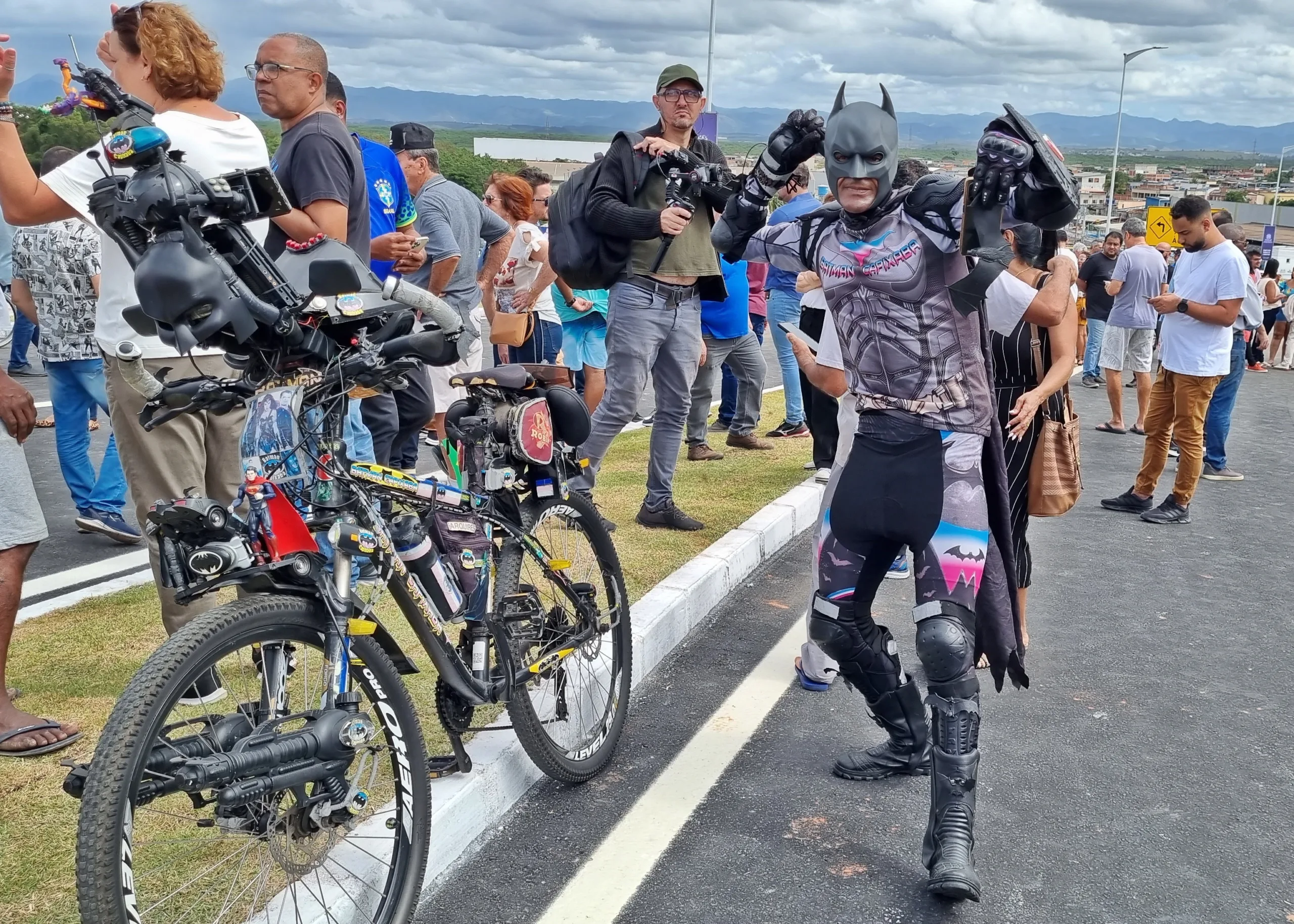 Até o Batman aparece na entrega do viaduto de Carapina