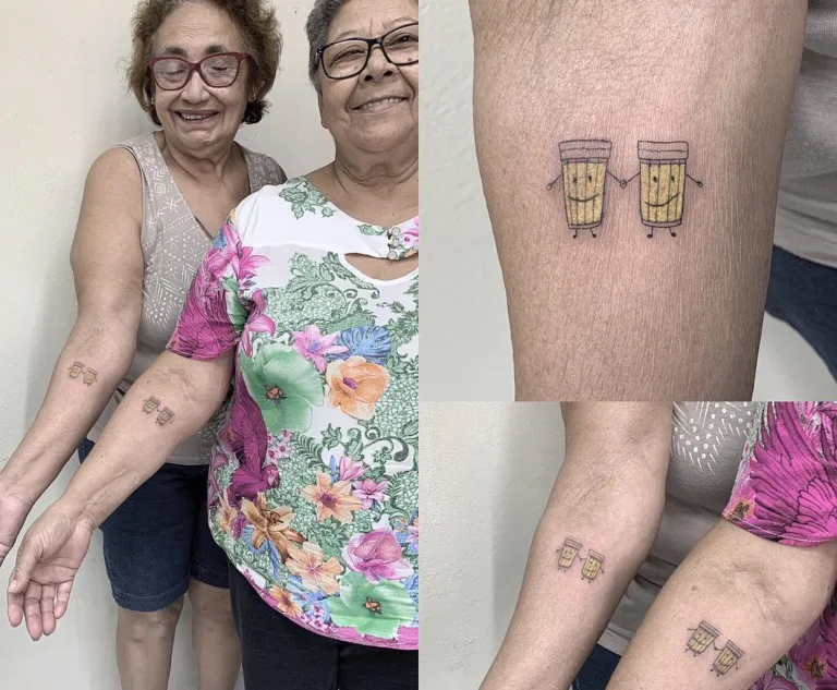 Idosas fazem tatuagem iguais de copinhos de cerveja para celebrar anos de amizade