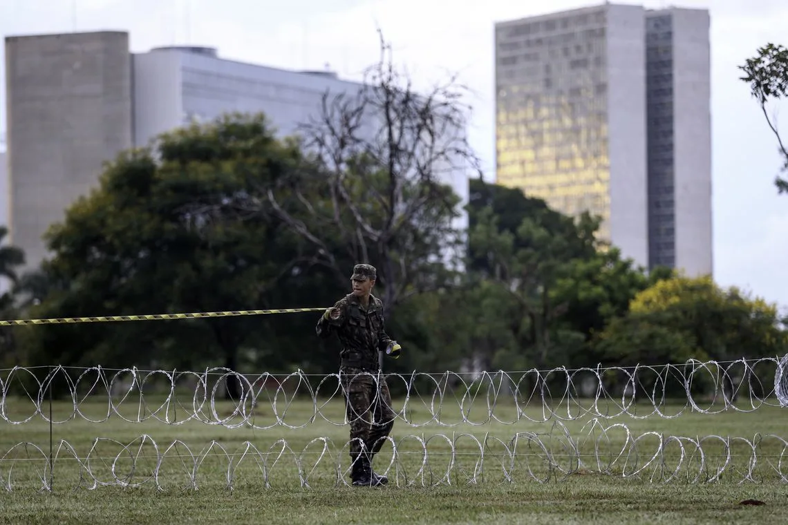 A parte de baixo da Esplanada dos Ministérios e cercada por concertina, um arame farpado com lâminas instalada pelo Exército para reforço da segurança para posse presidencial