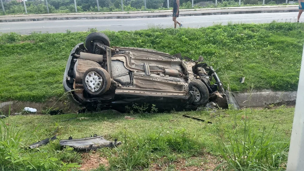 Motorista sofre sequestro relâmpago e suspeito tem traumatismo craniano depois de veículo capotar