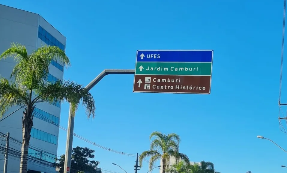 Para Jardim Camburi ou para o Centro de Vitória? Placa confunde motoristas em avenida da Capital