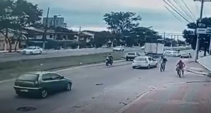 VÍDEO | Engavetamento deixa uma pessoa ferida na Rodovia Darly Santos, em Vila Velha