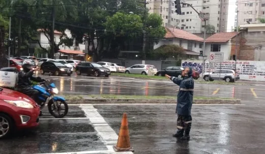 Chuva gera transtornos em vários pontos da Grande Vitória nesta segunda-feira