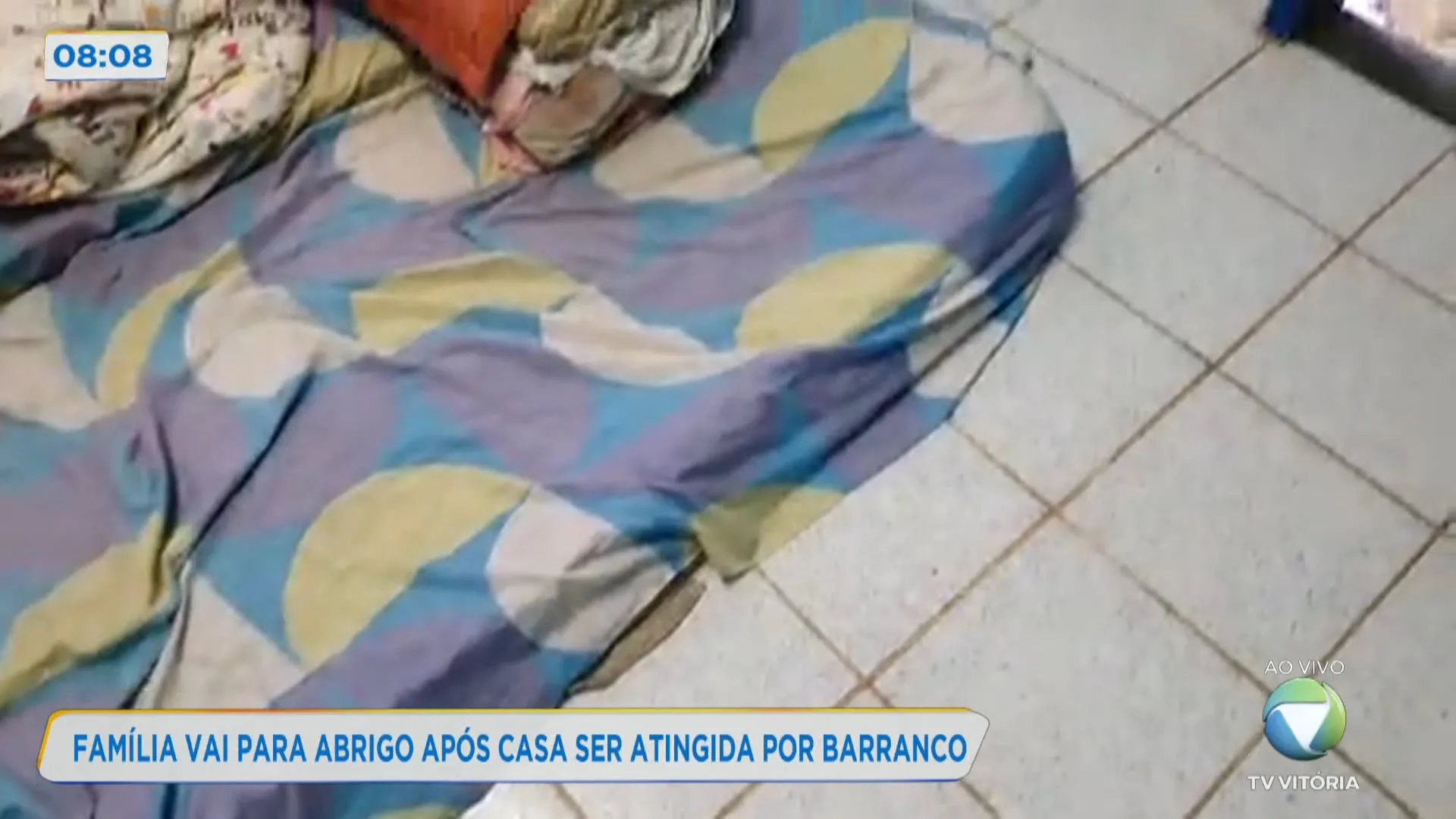 Família vai para abrigo após casa ser atingida por barranco