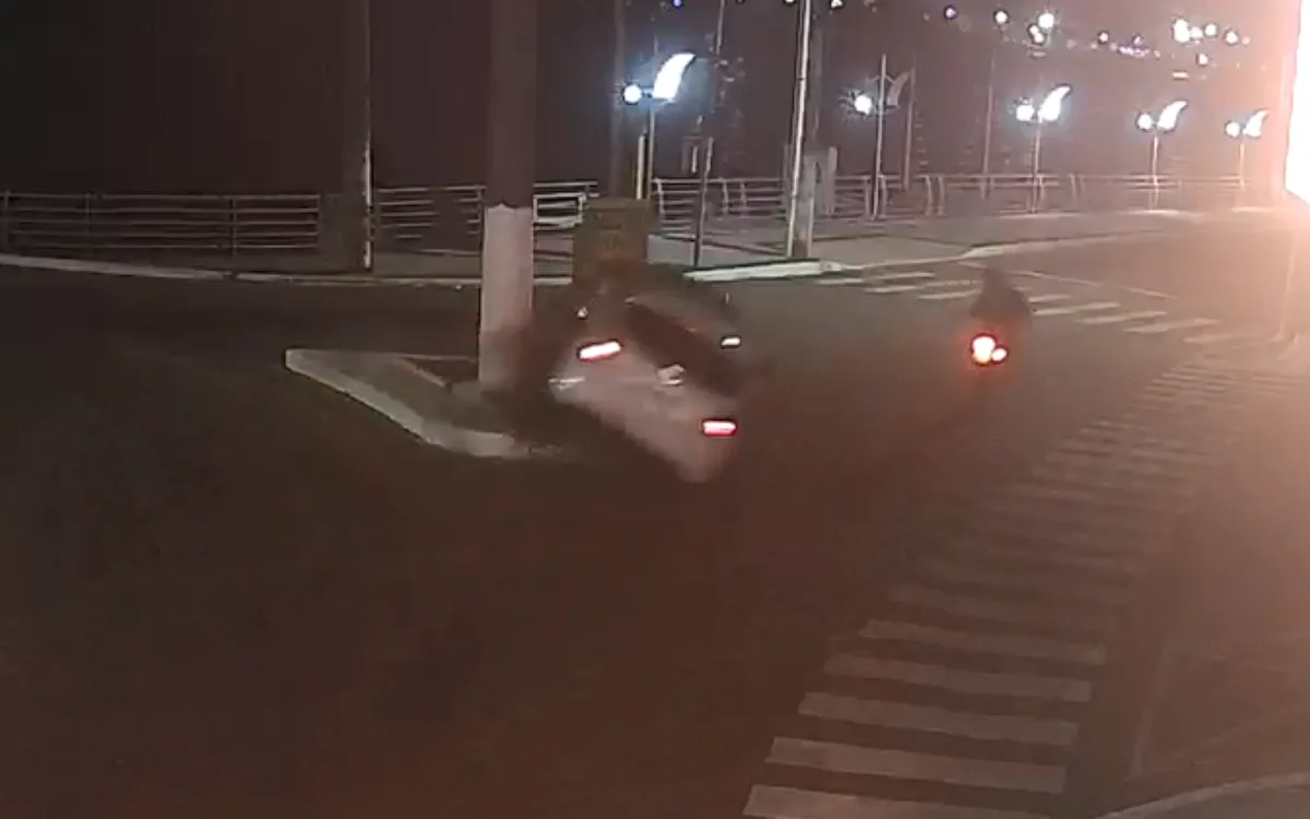 Vídeo flagra acidente grave: carro bate em poste e capota em Guarapari