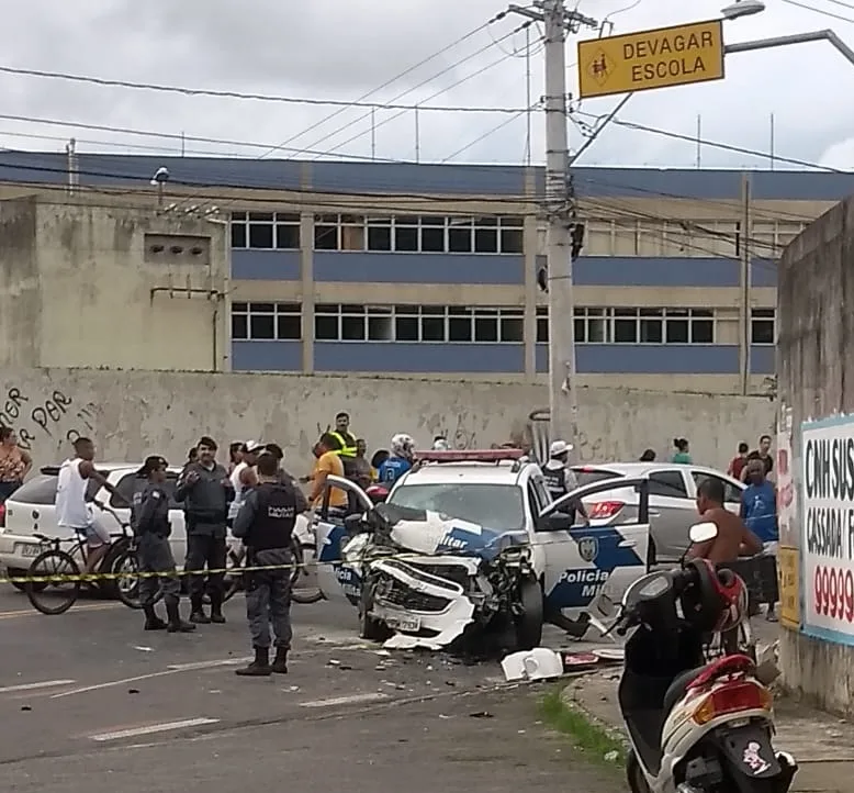 Policiais se envolvem em grave acidente durante perseguição e suspeitos atropelam pedestre