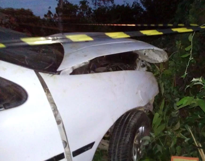 Motorista morre ao capotar com carro em Anchieta