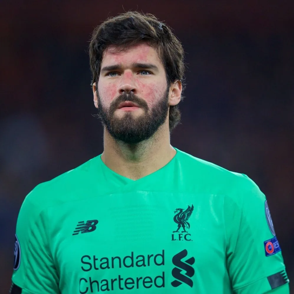 Alisson é eleito melhor goleiro do mundo no prêmio Bola de Ouro