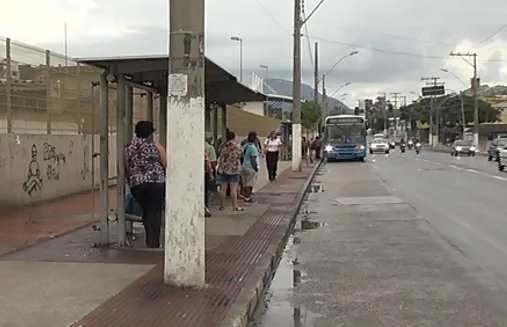 Mulher é esfaqueada ao reagir a assalto em ponto de ônibus em Vitória