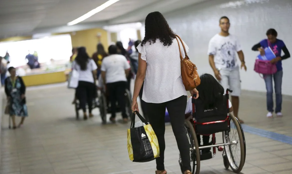 Brasília – A Coordenação de Pessoas com Deficiência (Promodef) do DF realiza atividades em comemoração ao Dia Nacional de Luta da Pessoa com Deficiência, na estação 112 Sul do metrô (Marcelo Camargo/Agência Brasil)