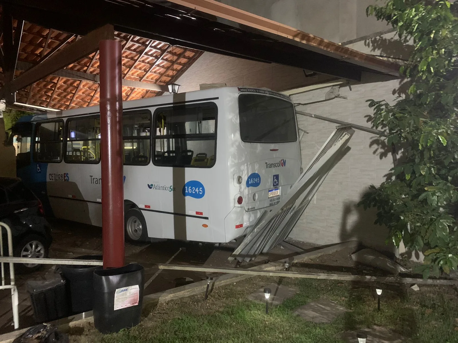 Micro-ônibus desgovernado destrói portão e vai parar na garagem de casa em Vitória