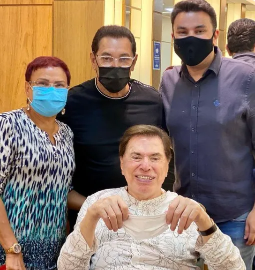 Silvio Santos dá adeus aos fios brancos e repagina o visual em visita ao Jassa