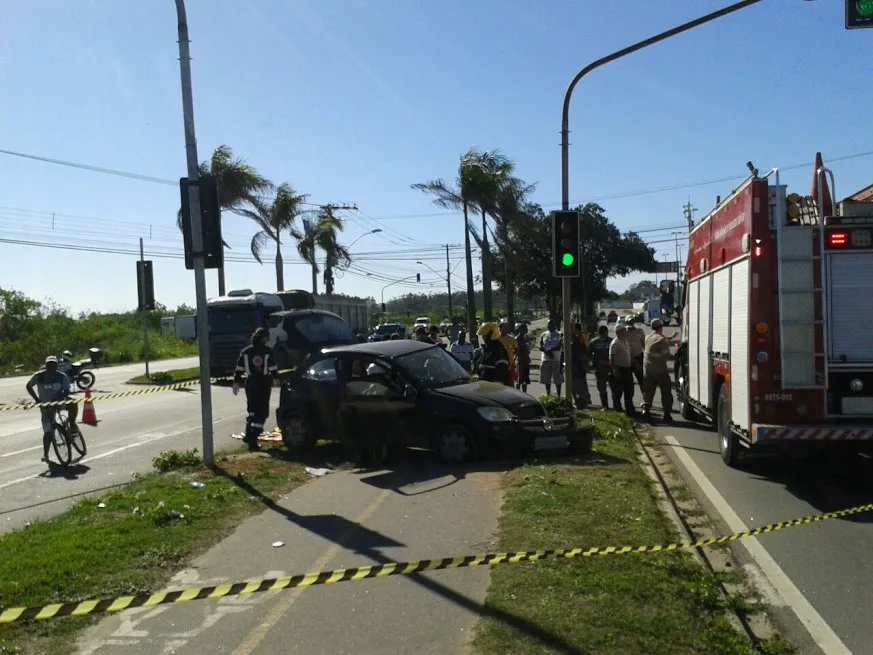 Motorista fica ferido em acidente com carros em avenida da Serra