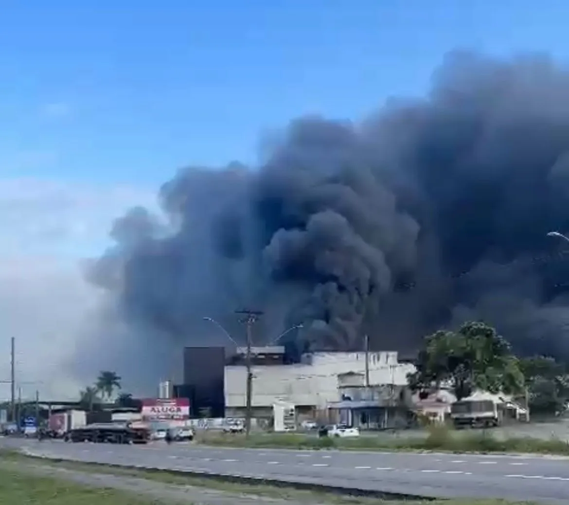 Incêndio em Linhares deixa ferido e fábrica da Cacau Show destruída