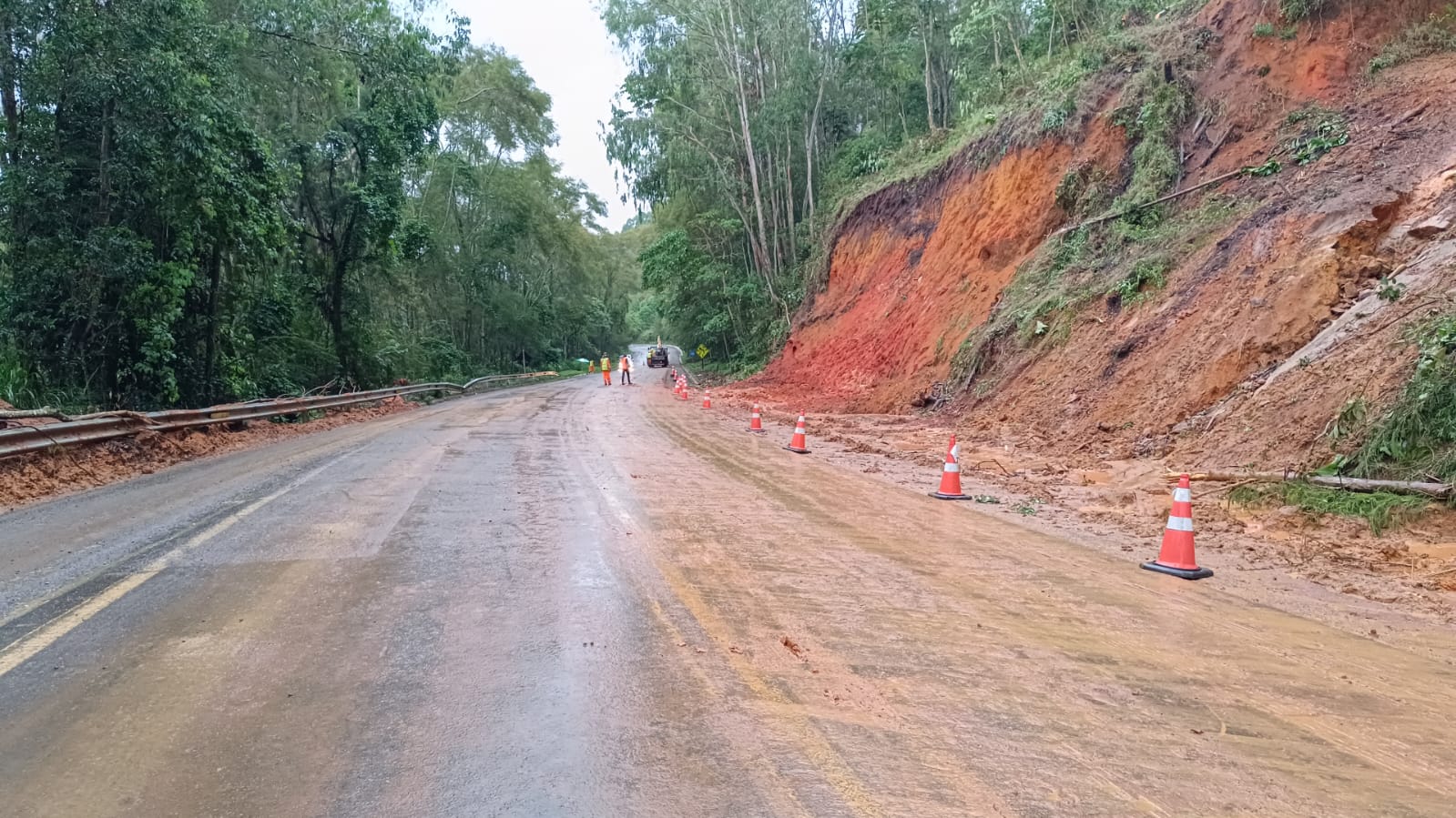 Trânsito na BR-262 é liberado após queda de barreira