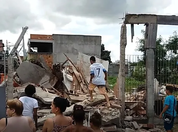 Casa que desabou na Serra foi construída com areia da praia, diz prefeitura