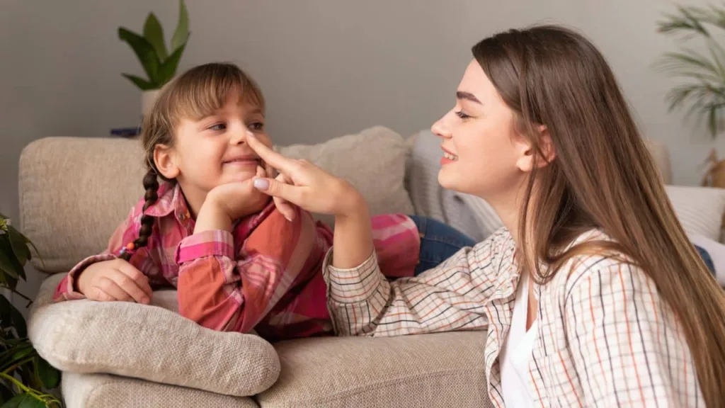 Mãe faz carinho na filha