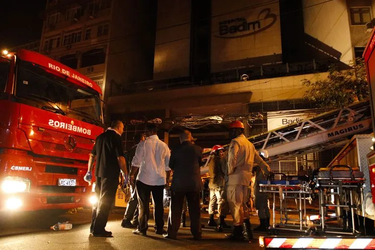 Incêndio atinge prédio do Hospital Badim, no bairro do Maracanã, zona Norte da cidade.