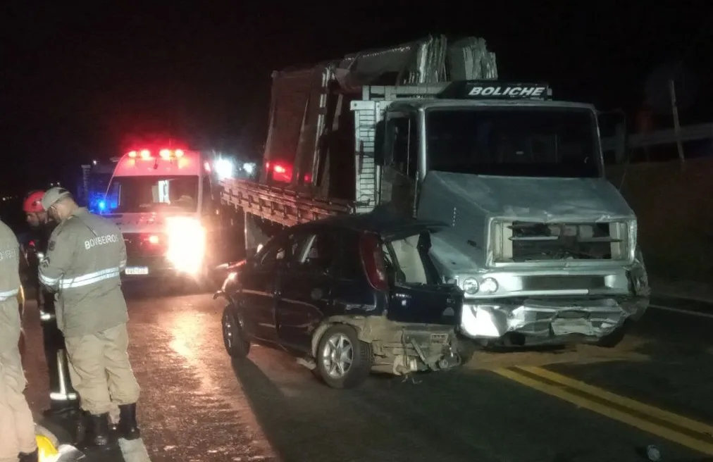 Acidente envolvendo caminhão deixa dois mortos na BR-101, em Guarapari