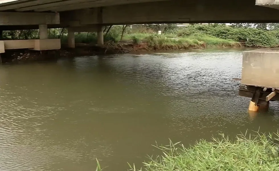 Chuva deixa água de rio turva e abastecimento é suspenso em cinco cidades do ES. Veja a lista