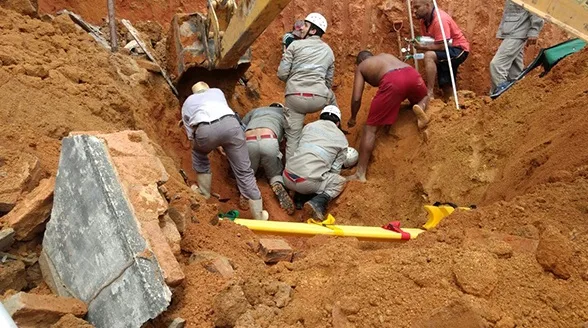 Pedreiro fica soterrado após desabamento de barranco em Barra de São Francisco