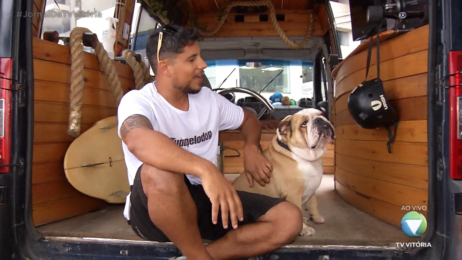 Cachorro viaja com o dono país afora em uma van "barbearia"