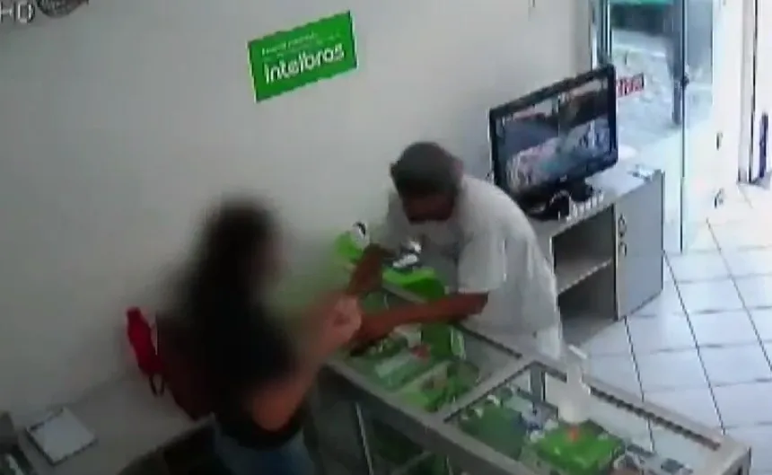 VÍDEO | Criminoso invade loja, tranca funcionária no banheiro e rouba fechadura digital em Vila Velha