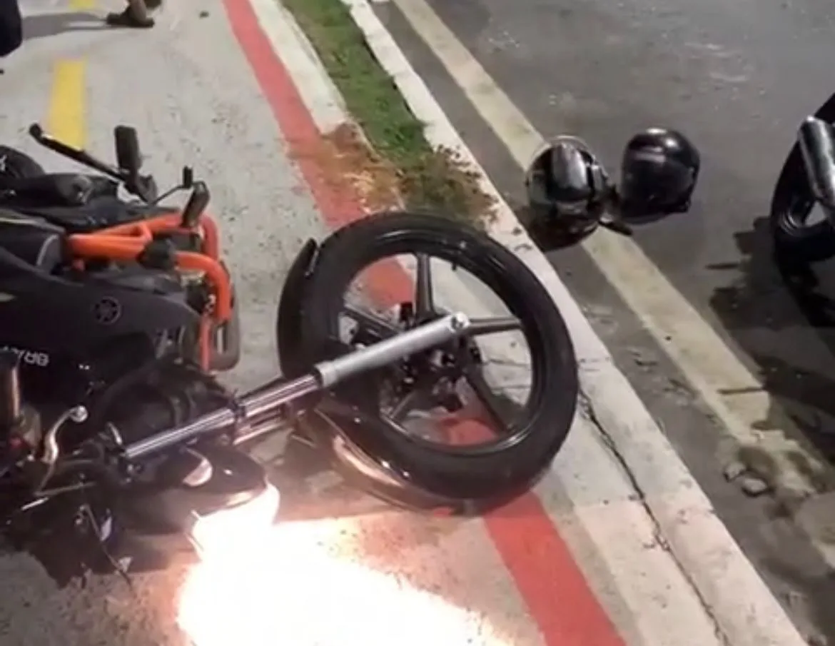 VÍDEO | Motociclista fica gravemente ferido após cair do viaduto de Carapina