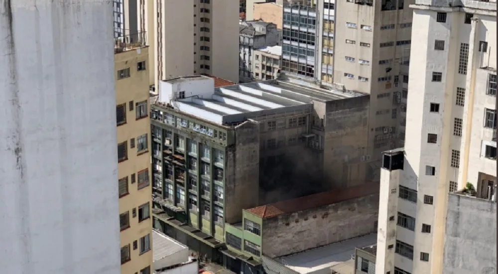 Prédio da Folha de S.Paulo tem foco de incêndio controlado pelos Bombeiros