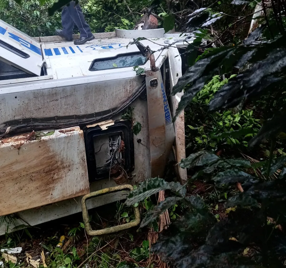 Carro-forte cai em ribanceira de dez metros após capotar em rodovia de Marechal Floriano