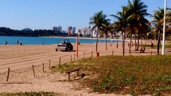 24 toneladas de lixo são retiradas por dia nas praias de Vitória