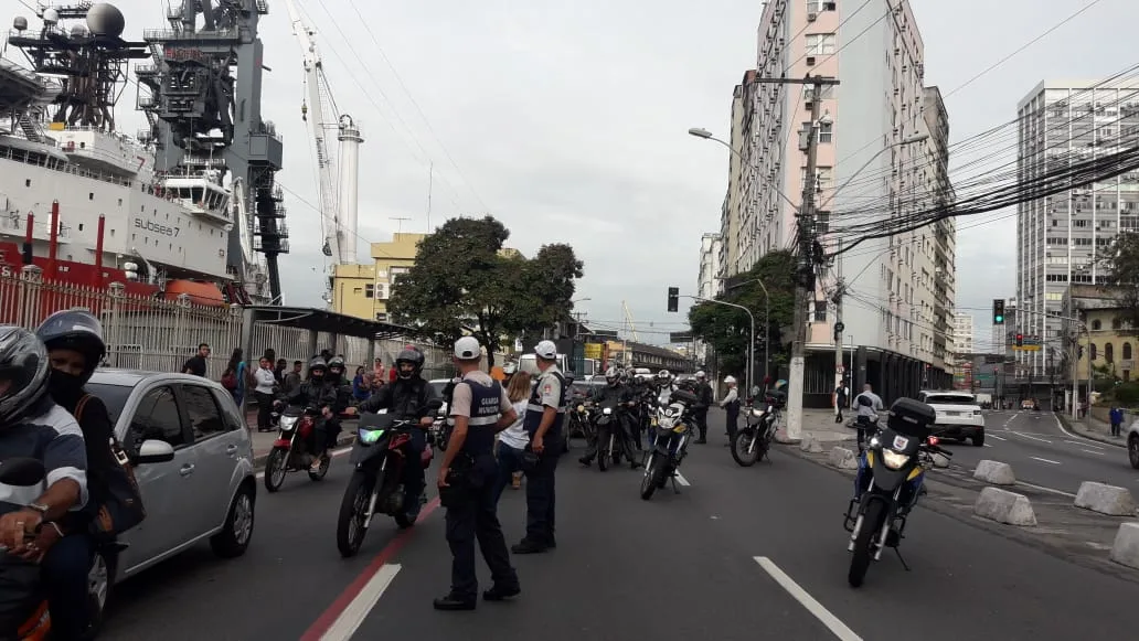 Familiares de irmãos mortos em Linhares encerram protesto e trânsito é liberado em Vitória