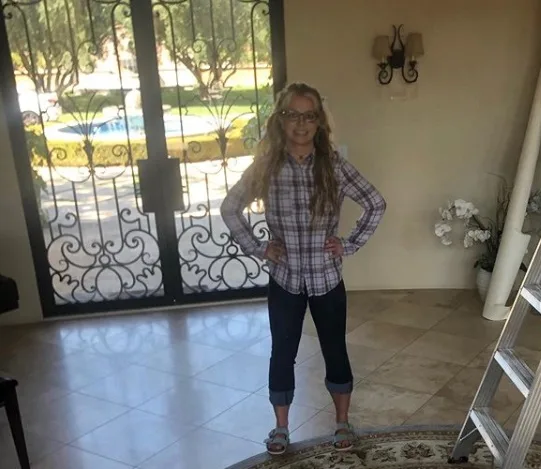 Britney Spears surge com roupas de ficar em casa e declara: 'Posso ficar insegura'