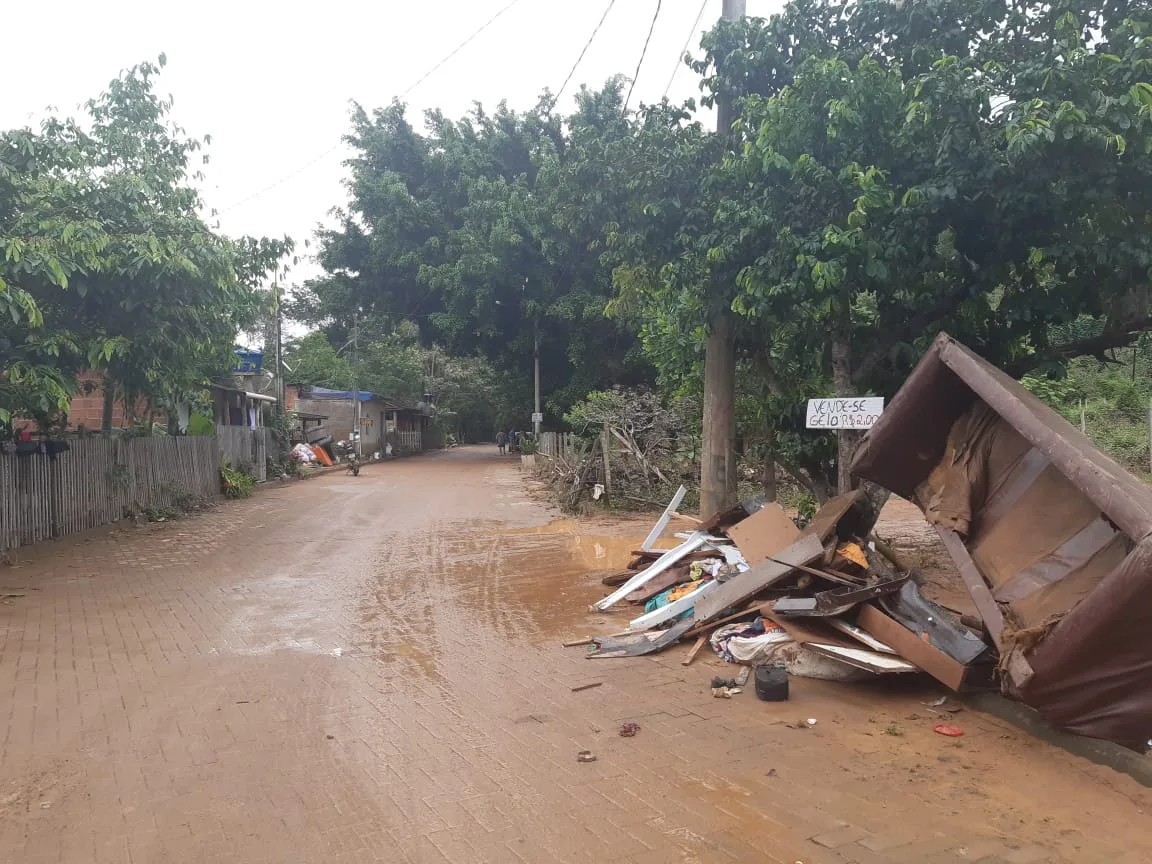 GALERIA | Recomeço: famílias lavam ruas e descartam móveis perdidos após enchentes em Santa Leopoldina