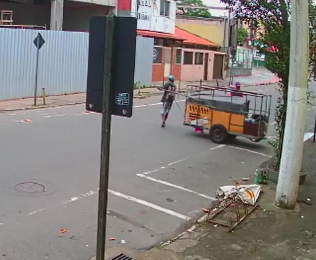 VÍDEO | Criminoso invade associação de moradores em Vila Velha e leva impressoras e uma geladeira