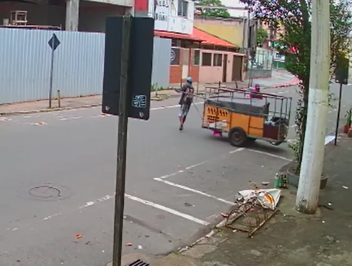 VÍDEO | Criminoso invade associação de moradores em Vila Velha e leva impressoras e uma geladeira