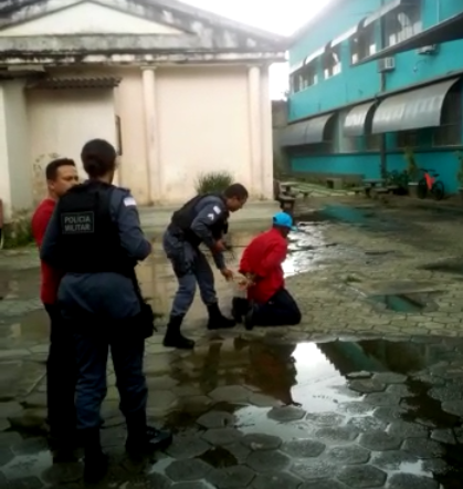 VÍDEO | Homem invade creche e ameaça crianças com facão em Ibiraçu