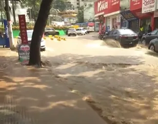 VÍDEO | Chuva provoca correnteza em avenida de Cachoeiro de Itapemirim