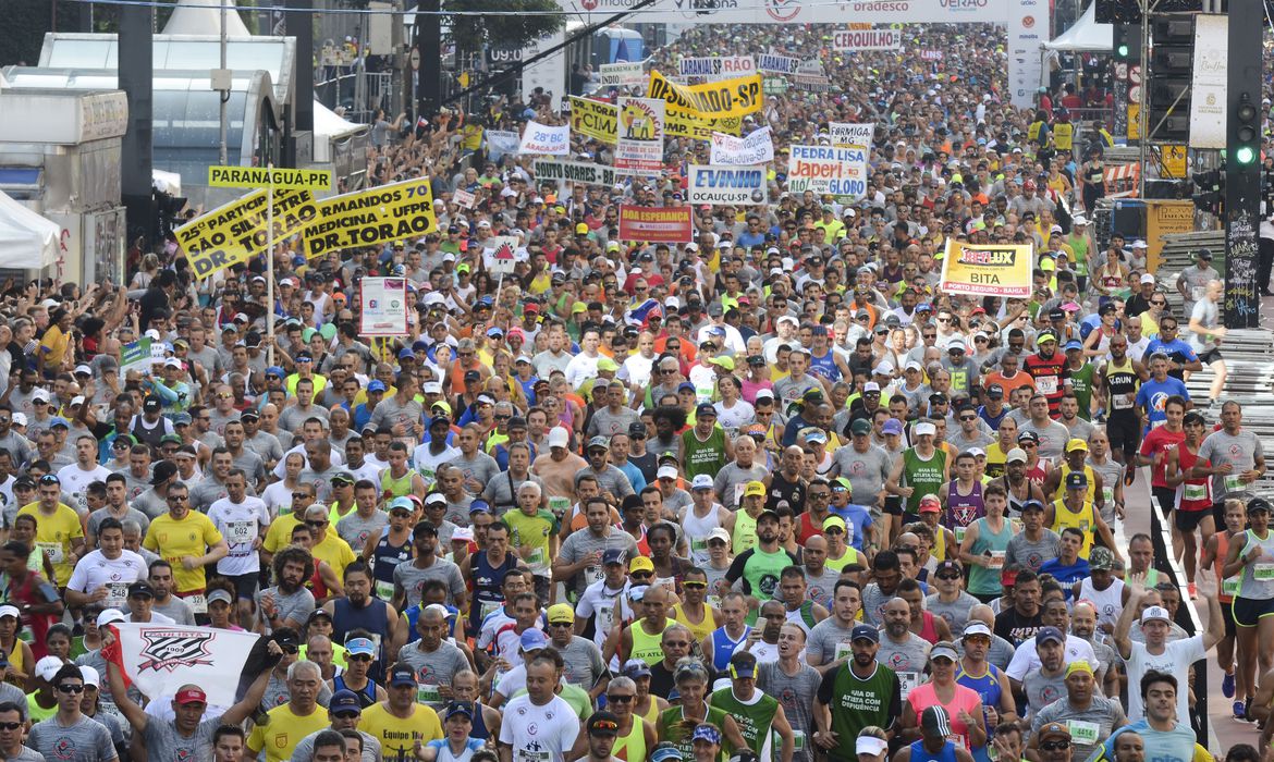 Largada da Corrida Internacional de São Silvestre na Avenida Paulista, em São Paulo.