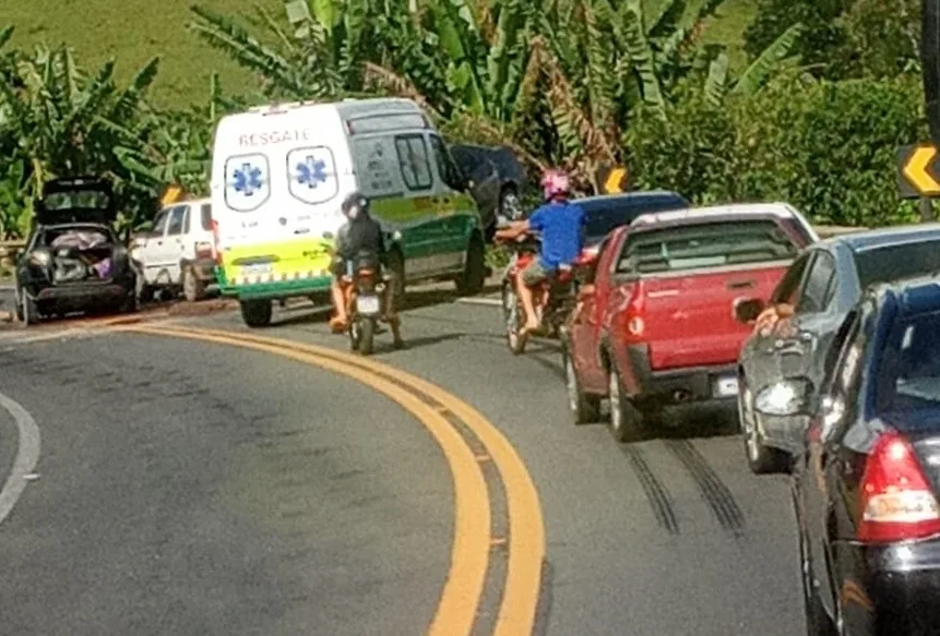 Acidente entre três veículos deixa oito feridos na BR-101 em Ibiraçu